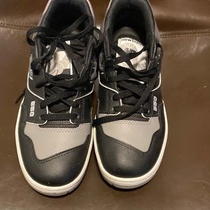 New balance 550 size 71/2 mens black and gray